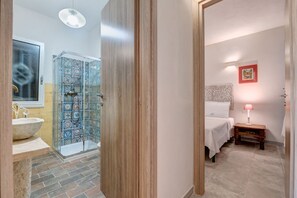 Bruser, hårtørrer, bidet, håndklæder