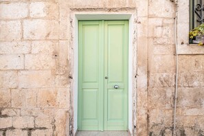 Una puerta verde en una pared de piedra.