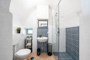Ducha, secador de pelo, bidet, toallas