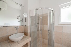 Douche, sèche-cheveux, bidet, serviettes fournies