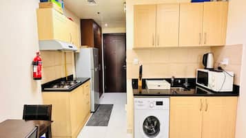 Apartamento | Cocina privada | Frigorífico, microondas (previa solicitud) y hervidor eléctrico