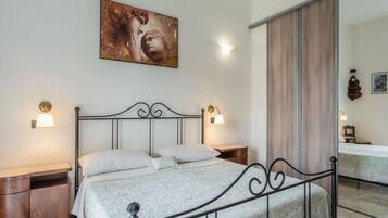 2 Schlafzimmer, BĂŒgeleisen/BĂŒgelbrett, WLAN, BettwĂ€sche