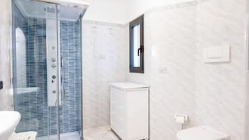 Dusche, Haartrockner, Bidet, Handtücher