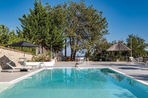 A heated pool - Borgo Majella by Rentbeat (Abbateggio)