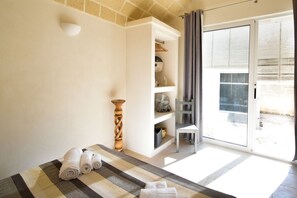 2 bedrooms, travel cot, WiFi, bed sheets