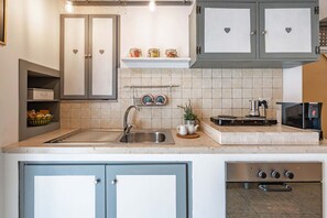 Kühlschrank, Ofen, Herdplatte, Wasserkocher mit Kaffee-/Teezubehör