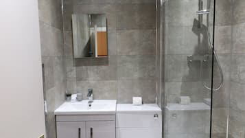 Amenidades de baño gratuitas, secadora de cabello, toallas, jabón