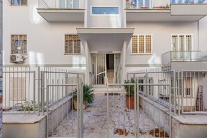 Unclassified image, 2 of 24, button