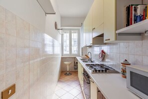 ثلاجة، ميكروويف، فرن، موقد طهي مسطح