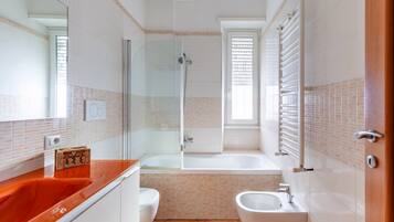 Dusche, Haartrockner, Bidet, Handtücher