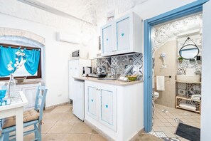 Fridge, microwave, oven, stovetop - Il Vico Suite Ostuni by Rentbeat (Ostuni)