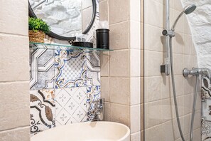 Shower, hair dryer, bidet, towels - Il Vico Suite Ostuni by Rentbeat (Ostuni)
