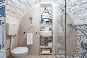 Douche, sèche-cheveux, bidet, serviettes fournies