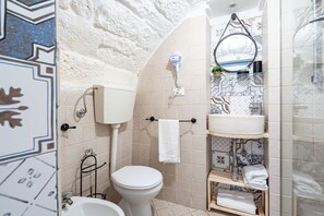 Shower, hair dryer, bidet, towels - Il Vico Suite Ostuni by Rentbeat (Ostuni)