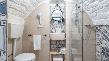 Doccia, asciugacapelli, bidet, asciugamani