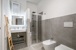 Douche, sèche-cheveux, bidet, serviettes fournies