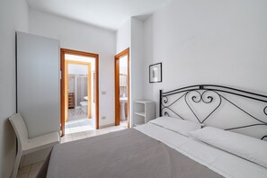 2 chambres, lit parapluie, draps fournis