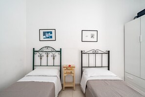 2 bedrooms, travel crib, bed sheets