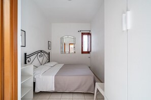 2 bedrooms, travel crib, bed sheets