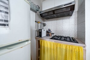 Fridge, stovetop, coffee/tea maker, highchair