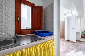 Douche, sèche-cheveux, bidet, serviettes fournies