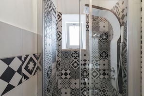 Shower, free toiletries, hair dryer, bidet