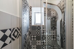 Shower, free toiletries, hair dryer, bidet