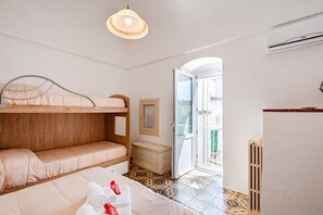 1 bedroom, WiFi, bed sheets - Casa Cenzina by Rentbeat (Locorotondo)