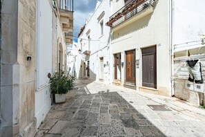 Unclassified image, 4 of 20, button