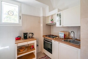 Fridge, microwave, oven, stovetop - Casa Cenzina by Rentbeat (Locorotondo)