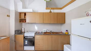 Een koelkast, een oven, een kookplaat, een koffiezetapparaat/waterkoker