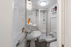 Douche, sèche-cheveux, bidet, serviettes fournies