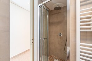 Douche, séchoir à cheveux, bidet, serviettes fournies
