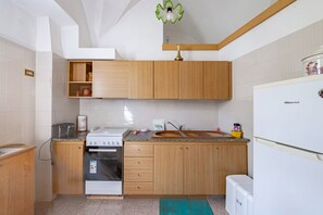 Fridge, microwave, oven, stovetop - Casa Cenzina by Rentbeat (Locorotondo)