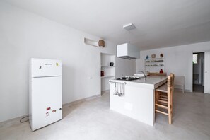Refrigerador, parrilla de estufa, cafetera y tetera y periquera 