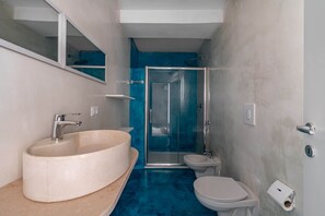 Douche, sèche-cheveux, serviettes fournies, shampoing