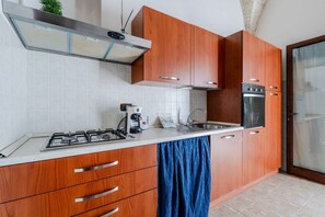 Fridge, oven, stovetop, coffee/tea maker