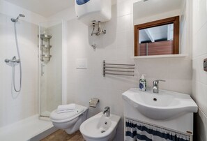Dusche, Haartrockner, Bidet, Handtücher