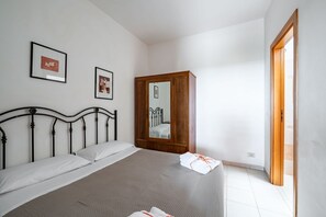 2 bedrooms, travel cot, bed sheets - Casa Preziosa B by Rentbeat (Villanova)