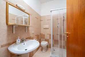 Shower, hair dryer, bidet, towels - Casa Preziosa B by Rentbeat (Villanova)