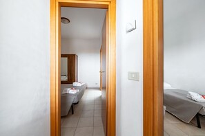 2 bedrooms, bed sheets - Casa Preziosa B by Rentbeat (Villanova)