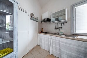 Fridge, stovetop, coffee/tea maker, highchair