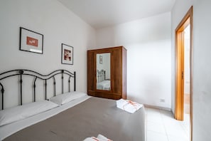 2 bedrooms, travel crib, bed sheets - Casa Preziosa B by Rentbeat (Villanova)