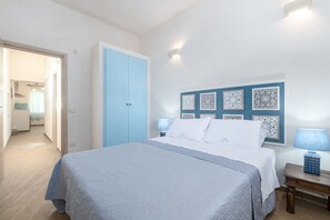 1 dormitorio, tabla de planchar con plancha, wifi y ropa de cama