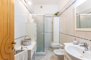 Dusche, Haartrockner, Bidet, Handtücher