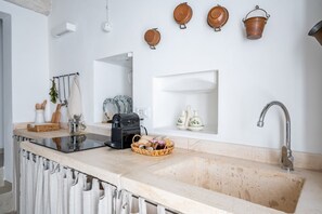 冰箱、炉灶、茶具/咖啡用具、高脚椅