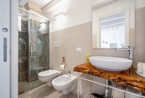 Ducha, artículos de higiene personal gratuitos, secador de pelo y bidé