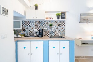 Frigorífico, horno, placa de cocina y cafetera o tetera
