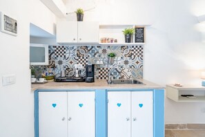 Fridge, oven, stovetop, coffee/tea maker