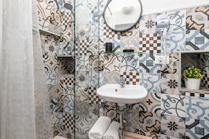 Shower, hair dryer, towels, shampoo - Il Vico 9 Ostuni by Rentbeat (Ostuni)